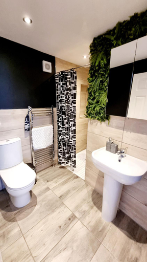 Bathroom, Bed& Boujee by the pier, Torbay