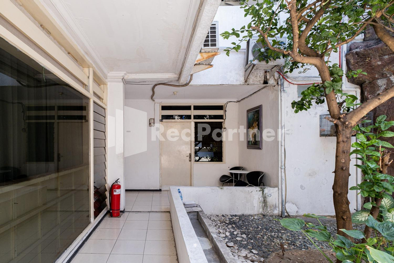 Exterior & Views 5, Dukuh Kupang Residence Mitra RedDoorz, Surabaya