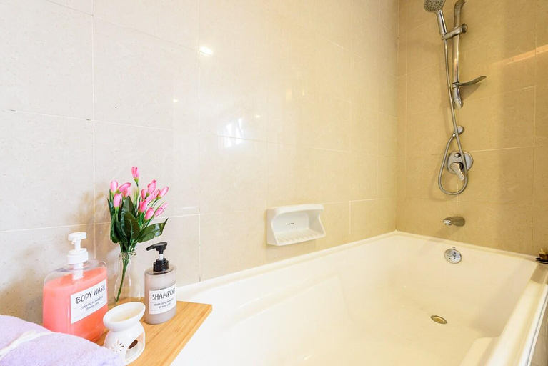 Bathroom 3, Resort Homestay 2-6pax 1min to Sunway Pyramid, Petaling Jaya