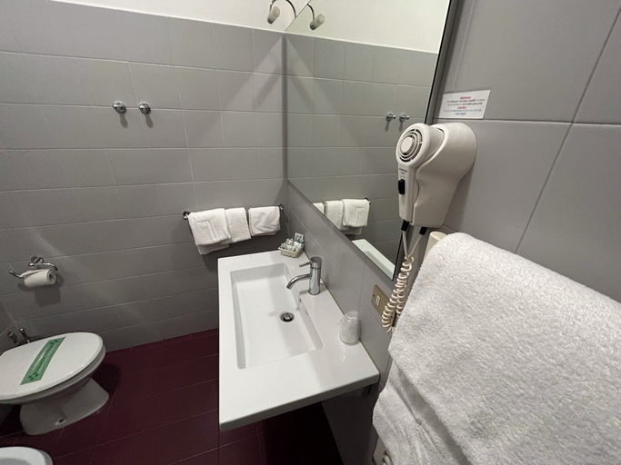 Bathroom 4, Vittoria Hotel, Padua