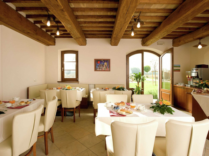 Food & Drinks 4, Villa in Cannara With Pool Near Assisi, Perugia