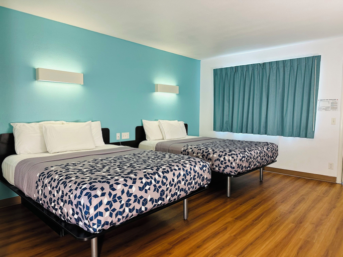 Bedroom 3, Beachside Inn, Del Norte