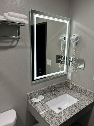 Bathroom 5, Super 8 Springfield North I-44, Greene