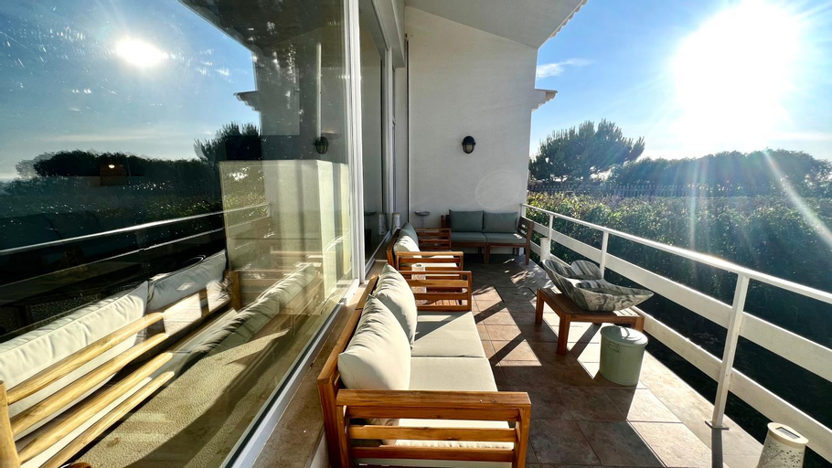 Others 2, Lovely Beach House with Stunning View, Sesimbra