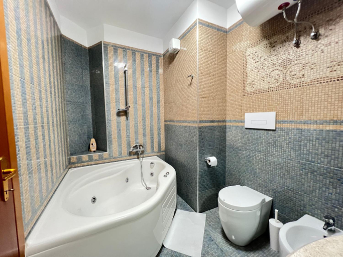 Bathroom, Grand Central Apartment LTH, Tiranës