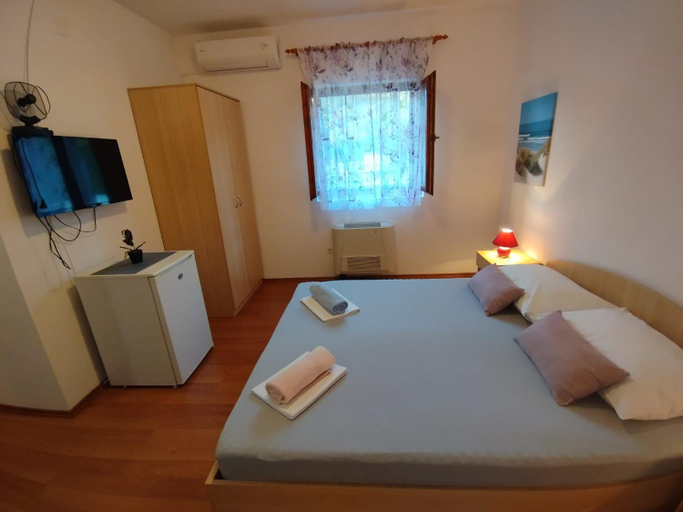 Others 3, Soba Ivanka Niksic, Karlobag