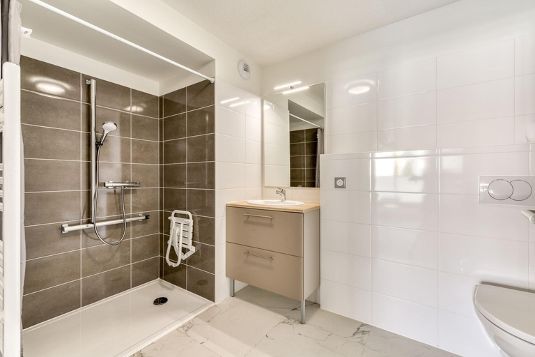 Shower 5, OVELIA Montpellier - Les Balcons de Montcalm, Hérault