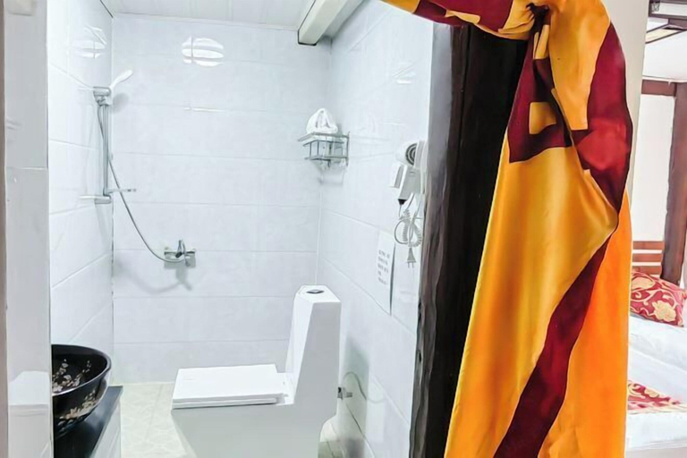 Bathroom 3, Shangri-La Yunjianjuju, Dêqên Tibetan