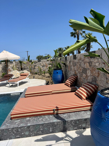 2, Cora May Central Villa with private pool 200m to the beach, South Aegean