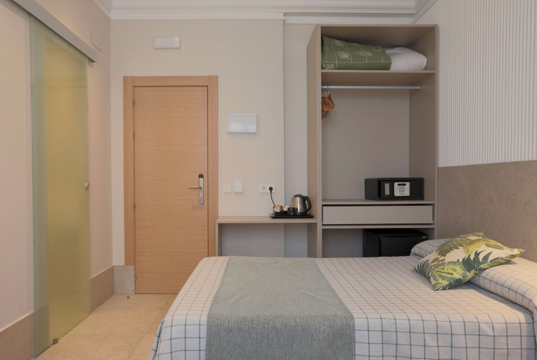 Bedroom 4, Hostal Castilla II - Puerta del Sol, Madrid