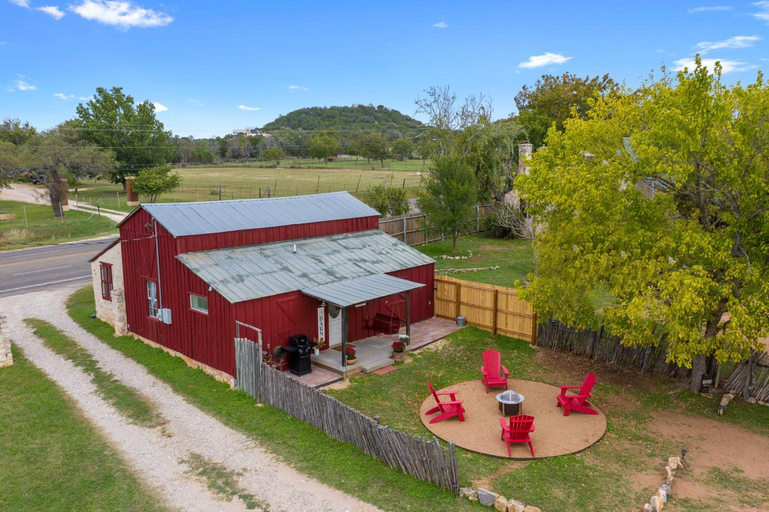 Exterior view 2, Gorgeous Barn Cabin 10min from Main St!, Gillespie
