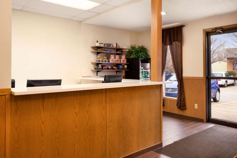 Public Area, Deluxe Inn & Suites, Crawford