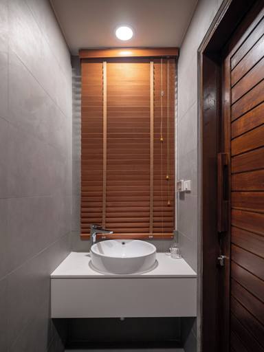 Bathroom 4, Bedtime Storeys, Khlong San
