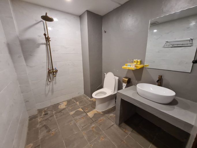 Bathroom 5, Lisha Grand Hotel, Vangvieng