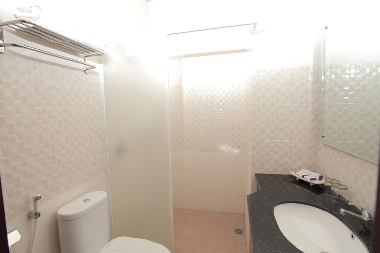 Bathroom 16