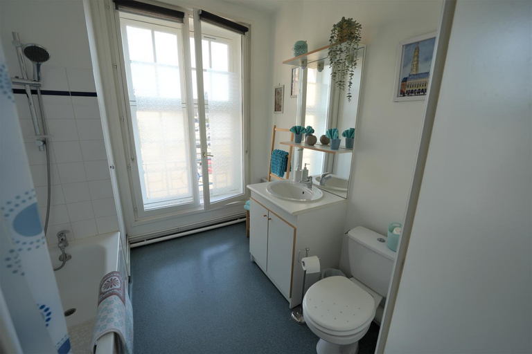 Bathroom 3, Les coquelicots Grand Place ARRAS, Pas-de-Calais