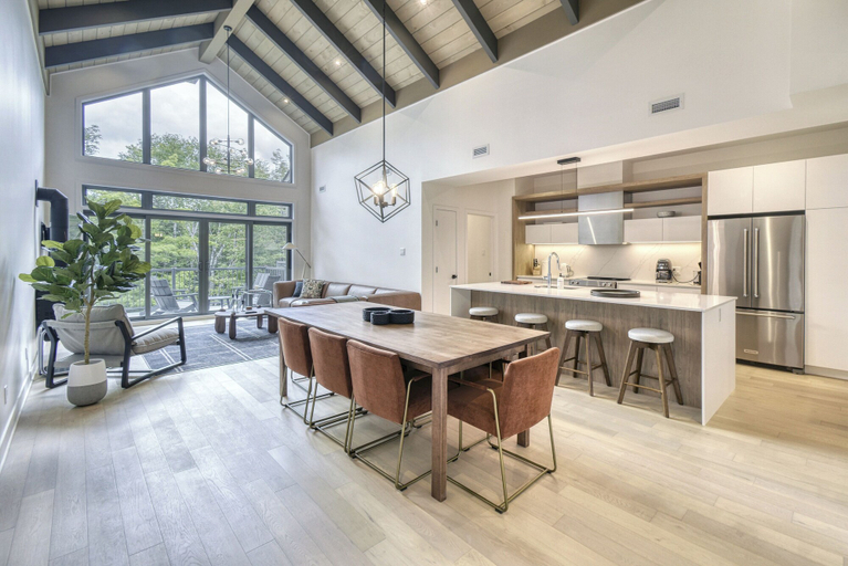 In-room dining 4, 202 Verbier Building 13, Les Laurentides