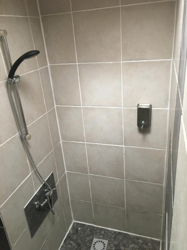 Bathroom, La grange de Maurines, Cantal