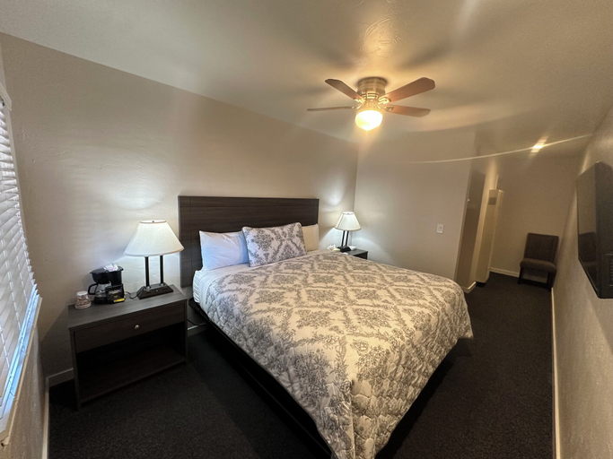 Bedroom 2, Lee Vining Motel, Mono