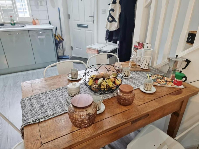 Food & Drinks 5, 4bed/3bath 8min to London Bridge, London