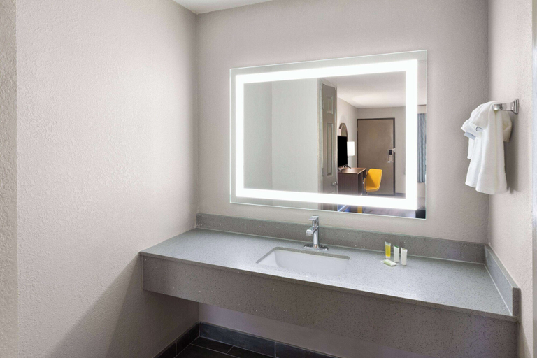 Bathroom 2, Days Inn & Suites by Wyndham Vicksburg, Warren