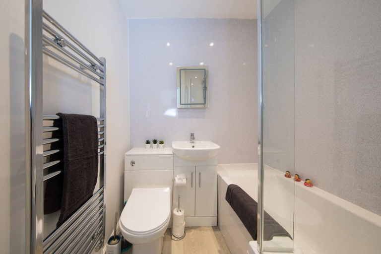 Bathroom 3, Absolute Beachfront With Decked Garden Oasis and Views, West Sussex