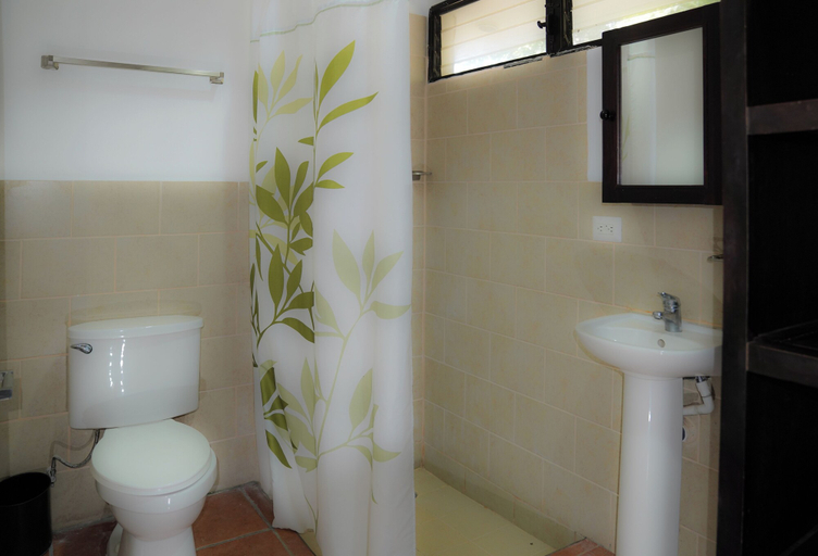 Bathroom 4, Hotel Ingigante, Tola