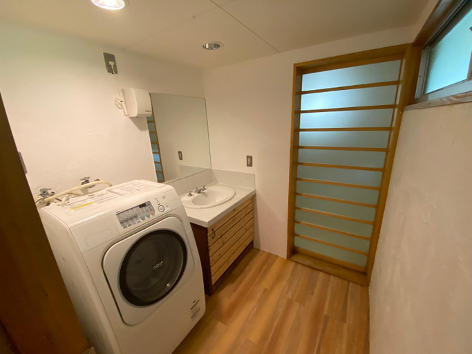 Bathroom 2, kakayama hutte, Kami