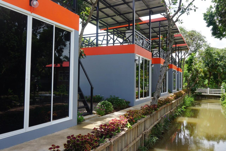 Exterior 11