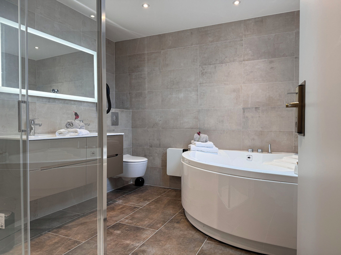 Bathroom 5, Brit Hotel de Grignan, Allier