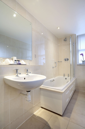 Bathroom 5, Macdonald New Blossoms Hotel, Chester, Cheshire West and Chester