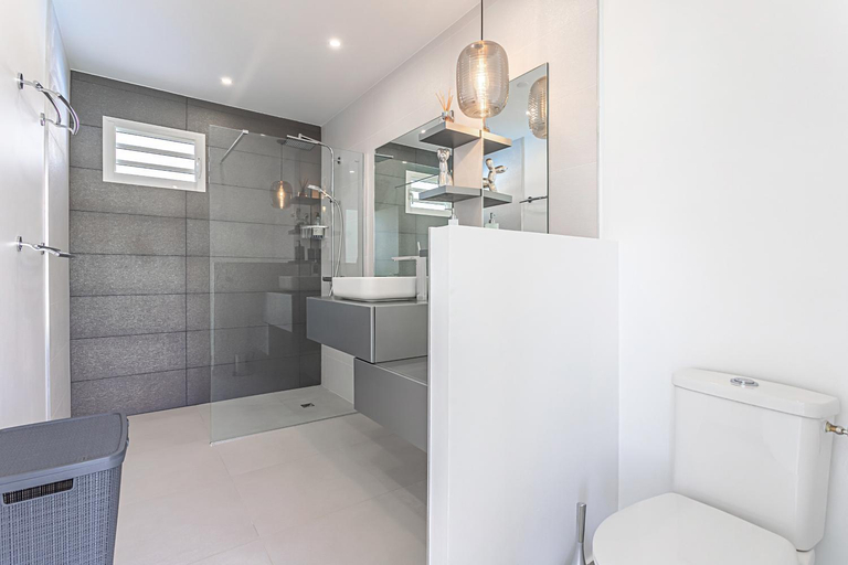 Bathroom 2, Villa GREEN avec piscine privee, 3 chambres, proche plages et centre de Saint-Francois, Saint-François