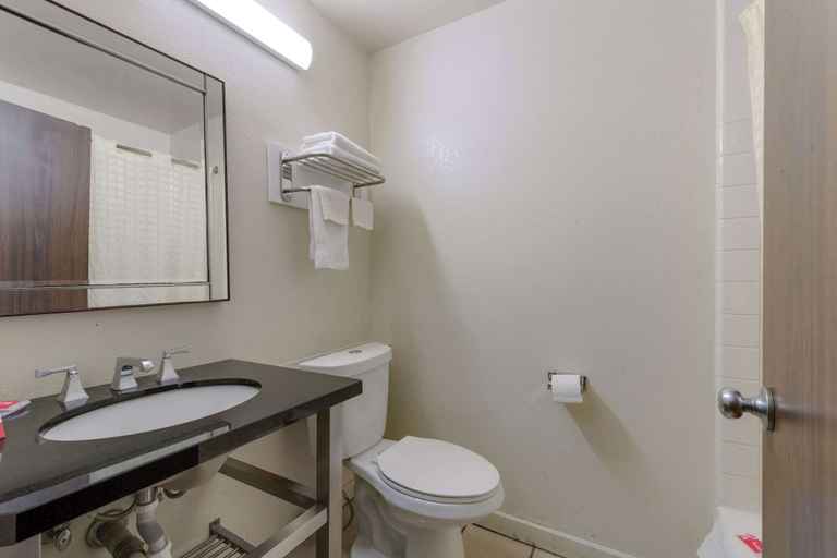 Bathroom 4, Econo Lodge, Guilford