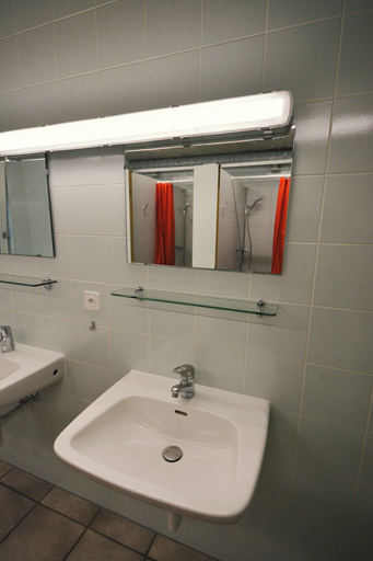 Bathroom 4, Alaïa Hostel, Sion