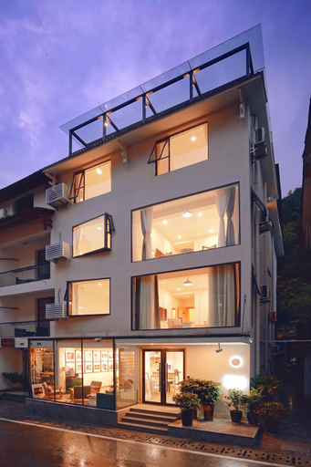 Exterior & Views