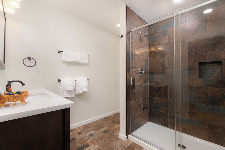 Bathroom 4, The NuWray Hotel & Carriage House, Yancey