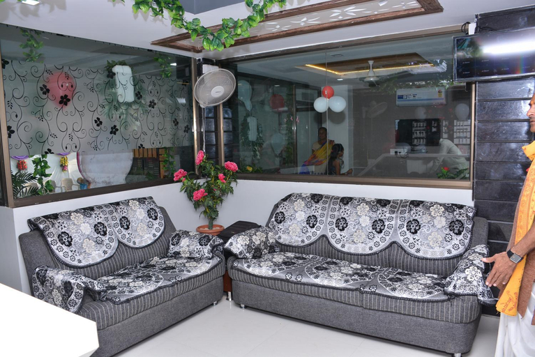 Others, Hotel neptune, Amreli