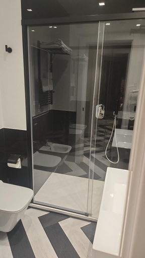 Bathroom 5, The White Lodge, Napoli
