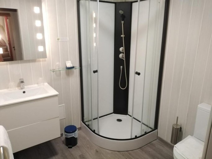 Bathroom 5, Les Remparts, Pas-de-Calais