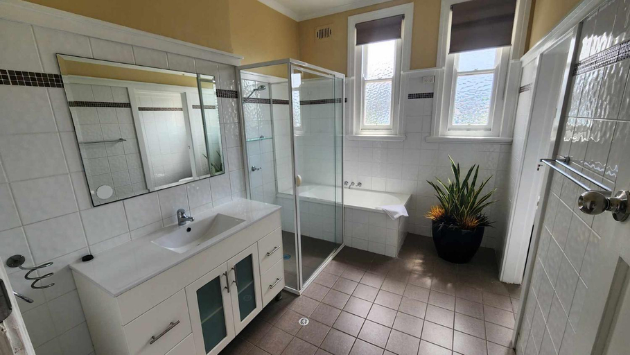 Bathroom 3, Lambton Park Hotel, Newcastle - Throsby