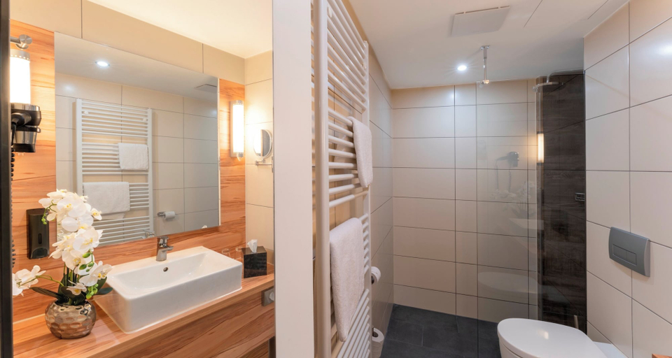 Bathroom 4, Star Inn Hotel Premium Bremen Columbus, by Quality, Bremen