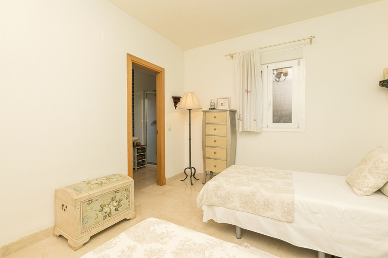 Room 3, Spikes in Pueblo Nuevo, Cádiz