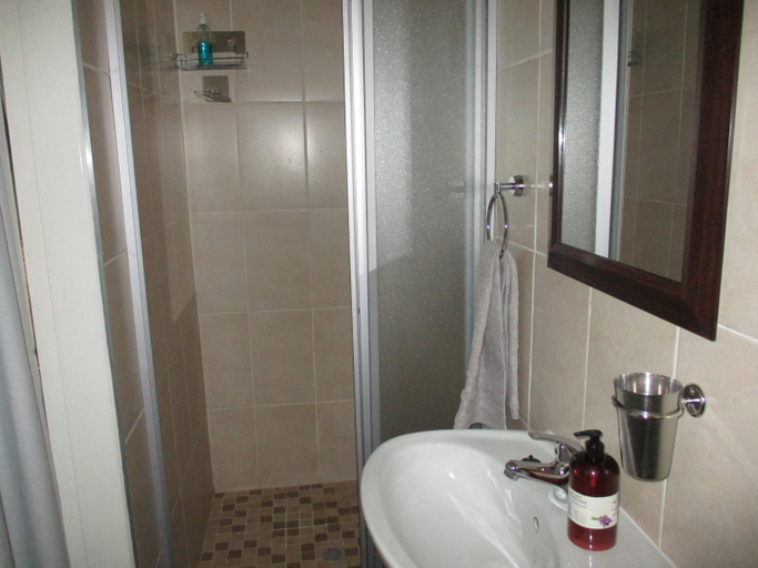 Bathroom 3, White Rose Guest House, Sedibeng