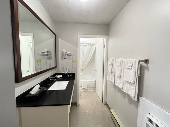 Bathroom 4, Travelodge by Wyndham Cochrane Ontario, Cochrane