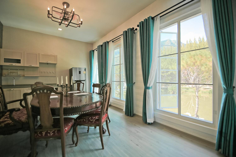 Dining Room 7