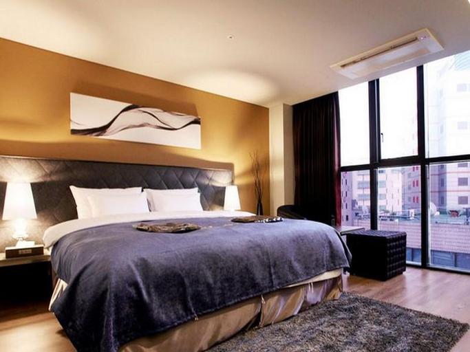 Bedroom 13