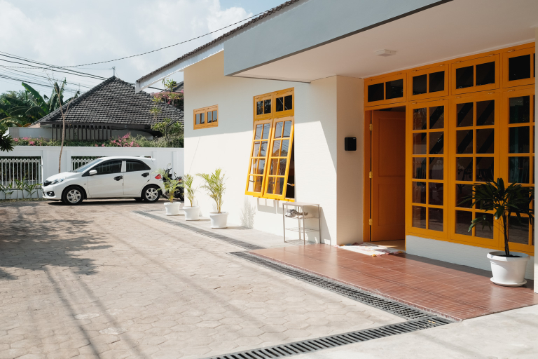 Exterior & Views