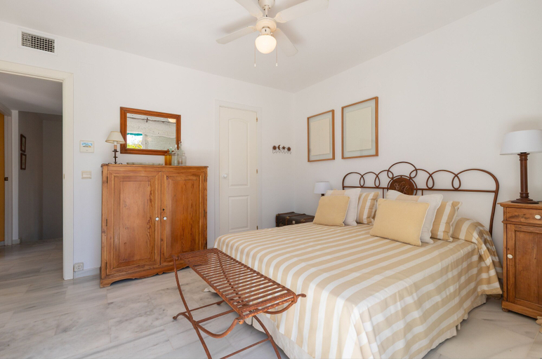Room 2, Lunamar in Marbella With 4 Bedrooms and 3 Bathrooms, Málaga