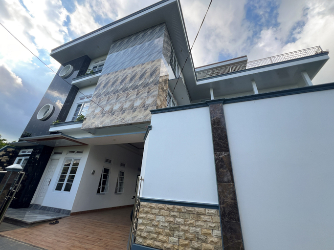Exterior & Views 2, RedDoorz Syariah @ Prisma Homestay, Wonosobo