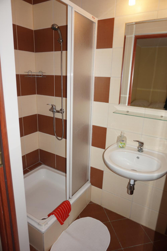 Bathroom 3, Willa Kacper, Puck